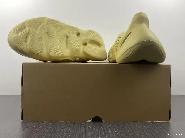 hype RNNR Yeezy Adidas Foam Sulfur GV6775 0524
